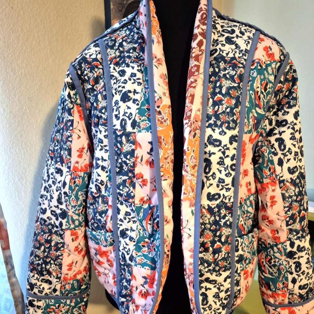 Reversable Floral Patchwork Puffer Jacket. Size L-XL